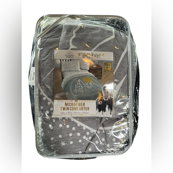 Harry Potter Hogwarts Twin Reversible Comforter - Comforter Only - Picture 1 of 4